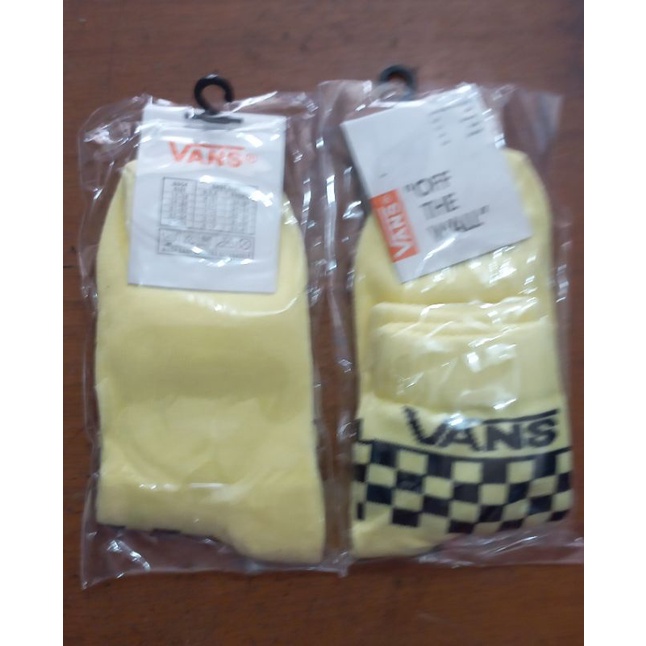 kaoskaki pendek semata kaki