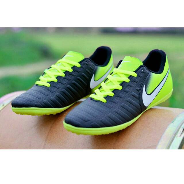 SEPATU OLAHRAGA sepatu futsal nike bola sepatu running all star sepatu tomkins sepatu specs original