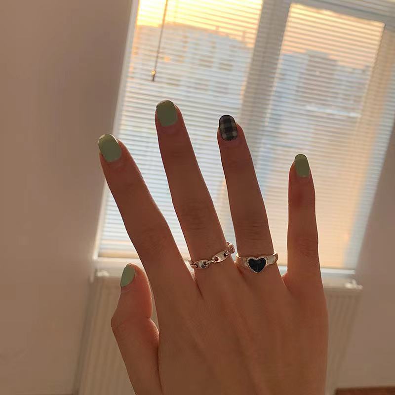 Cincin Bentuk Hati Warna Hitam Gaya Retro Korea