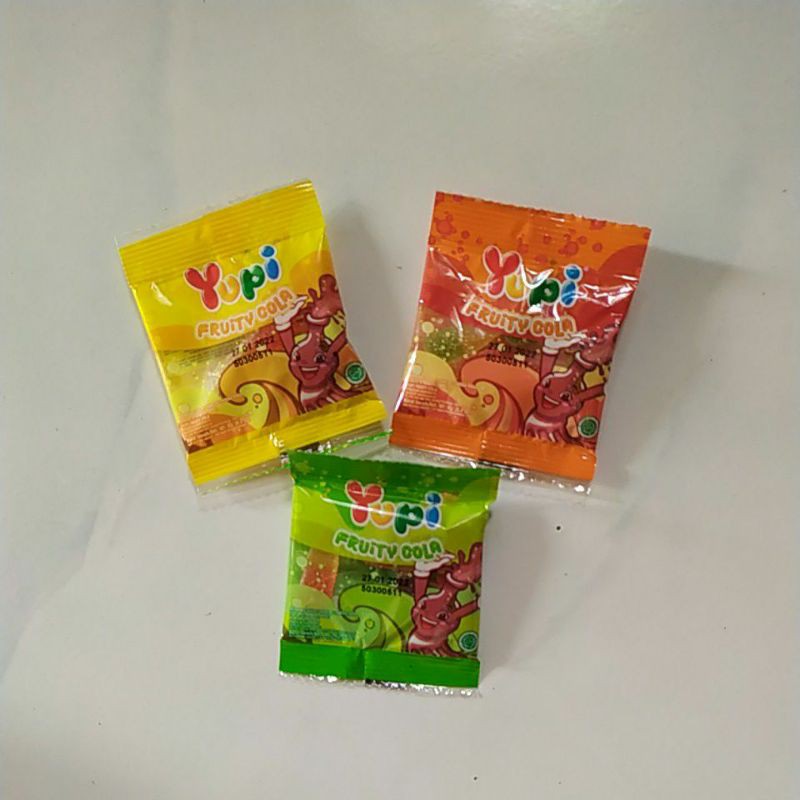 

Yupi Fruity Cola 8g Permen Kenyal Legendaris