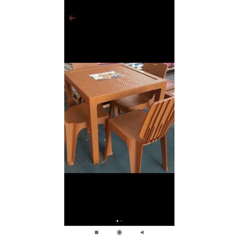 Meja dan kursi makan plastik