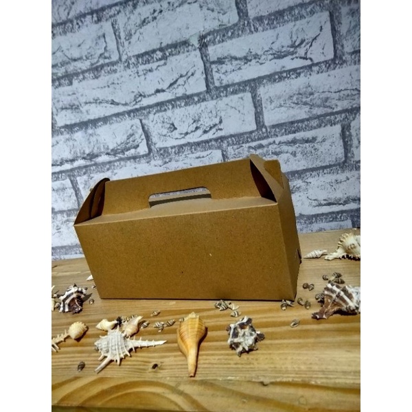 

TAS GABLE BOX PACKING SOUVENIR KARTON BROWN KRAFT 280GR 24x8,8x10cm (B010)