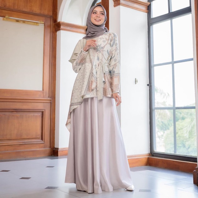 Kara blouse wearing klamby