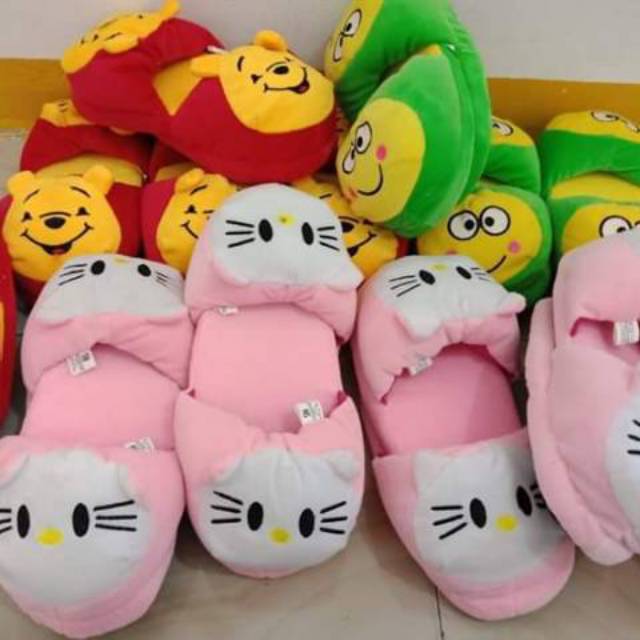 Sandal boneka karakter dewasa.