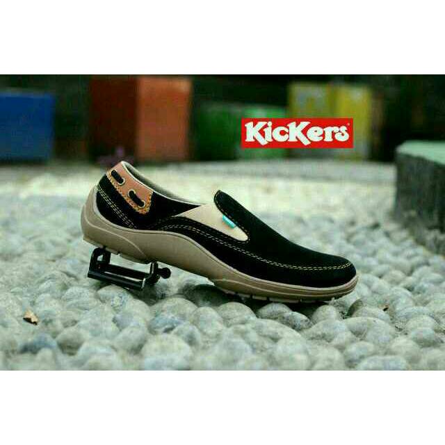 Sepatu Pria Terbaru 2022 sepatu Slip on hitam polos spatu sneakers cowok murah spatu tanpa tali cod