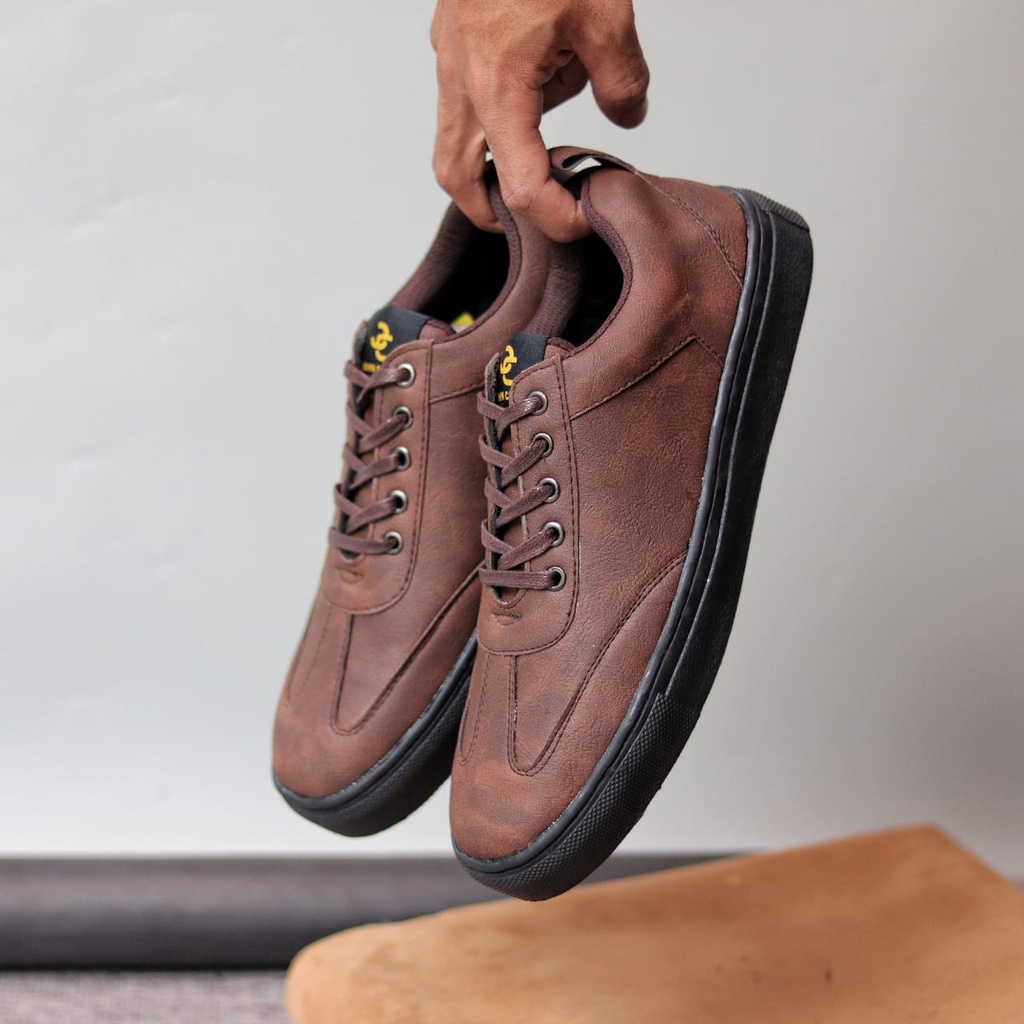 MOLK Sepatu Kasual Sneakers Pria Trendy Kulit Pu Original Distro Kerja Kantor Kuliah Ori
