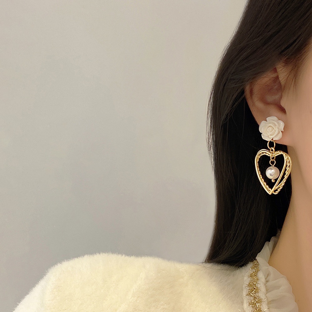 1 Pasang Anting Stud Desain Hati Mawar Besar Aksen Mutiara Gaya Retro Untuk Wanita