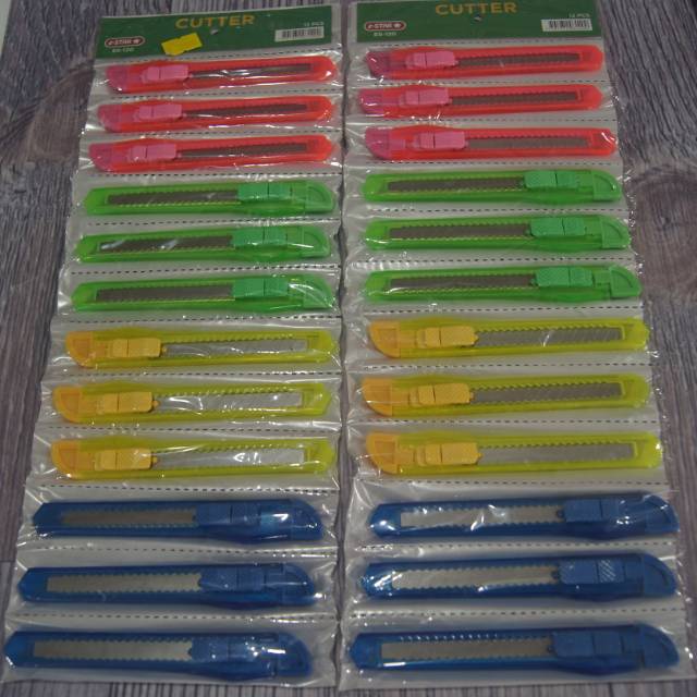

1 renteng cutter tanggung isi 12 pcs