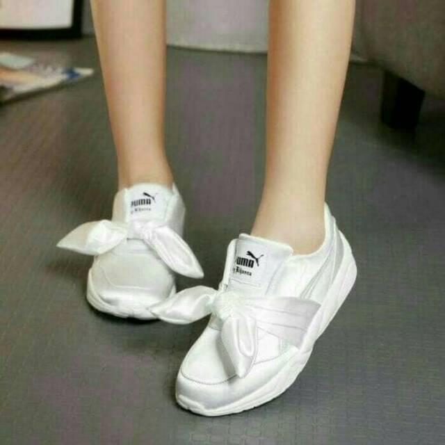 SEPATU OLAHRAGA PUTIH WANITA PUMA / PUMMA BOW FENTY PITA