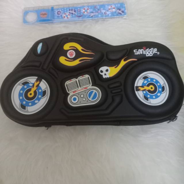

Kotak pensil smiggle