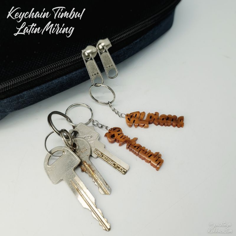 keychain huruf timbul latin miring gantungan kunci kokka kaukah kaokah