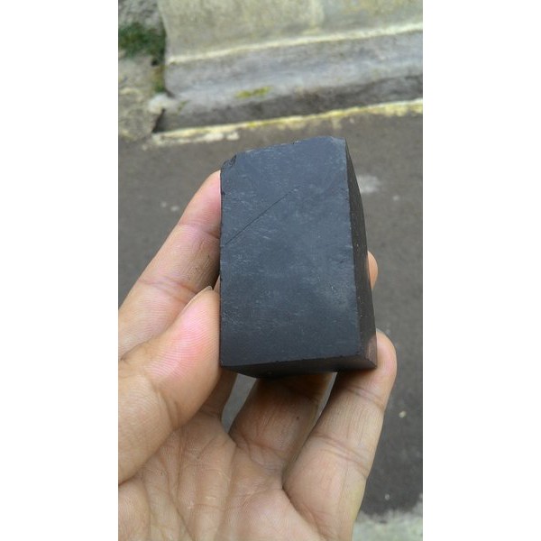 Black Jade Rough Hitam Pekat Nempel Magnet