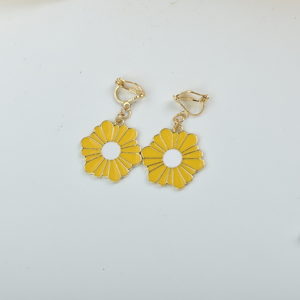 Anting Klip Enamel Bentuk Bunga Daisy Warna Kuning Untuk Wanita