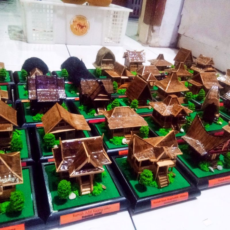 Miniatur Rumah Adat Indonesia