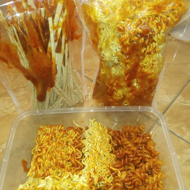 

Cemilan mie kribo,, makaroni spiral, kerupuk pangsit