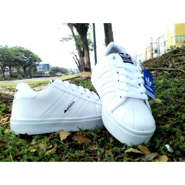 Sepatu Kets Sekolah Wanita Adidas Replika