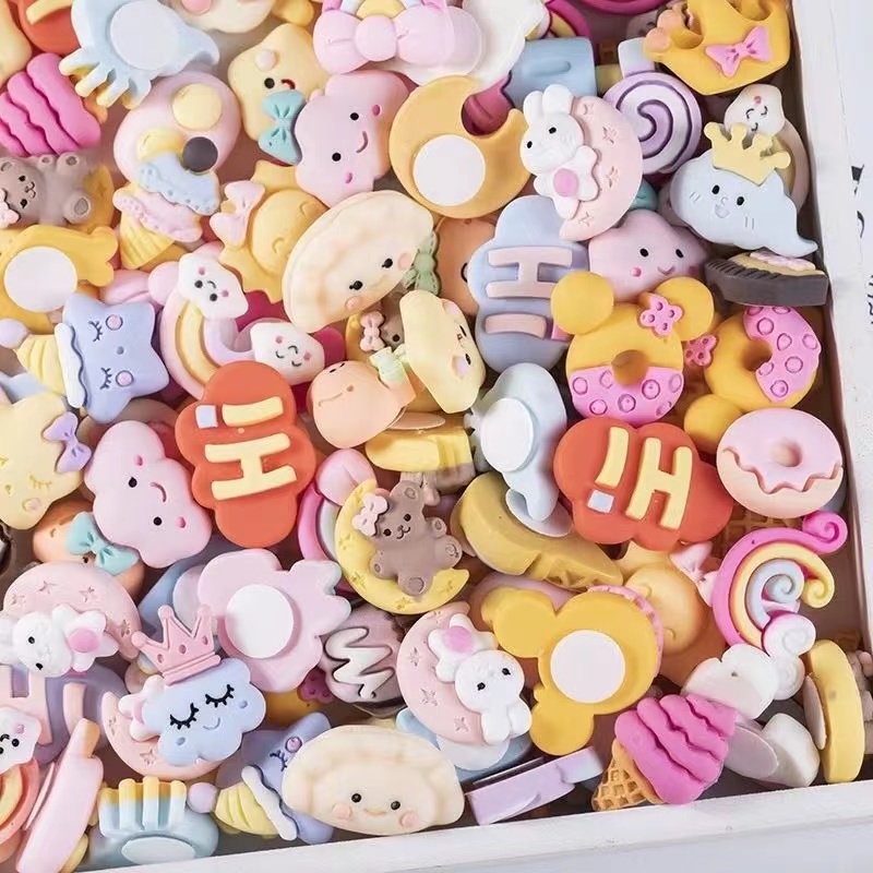 [Gaya Acak] 10 PCS Mainan Clay Resin Sticker 3D Timbul Tanpa Isolasi Perekat Sandal DIY Kreatif