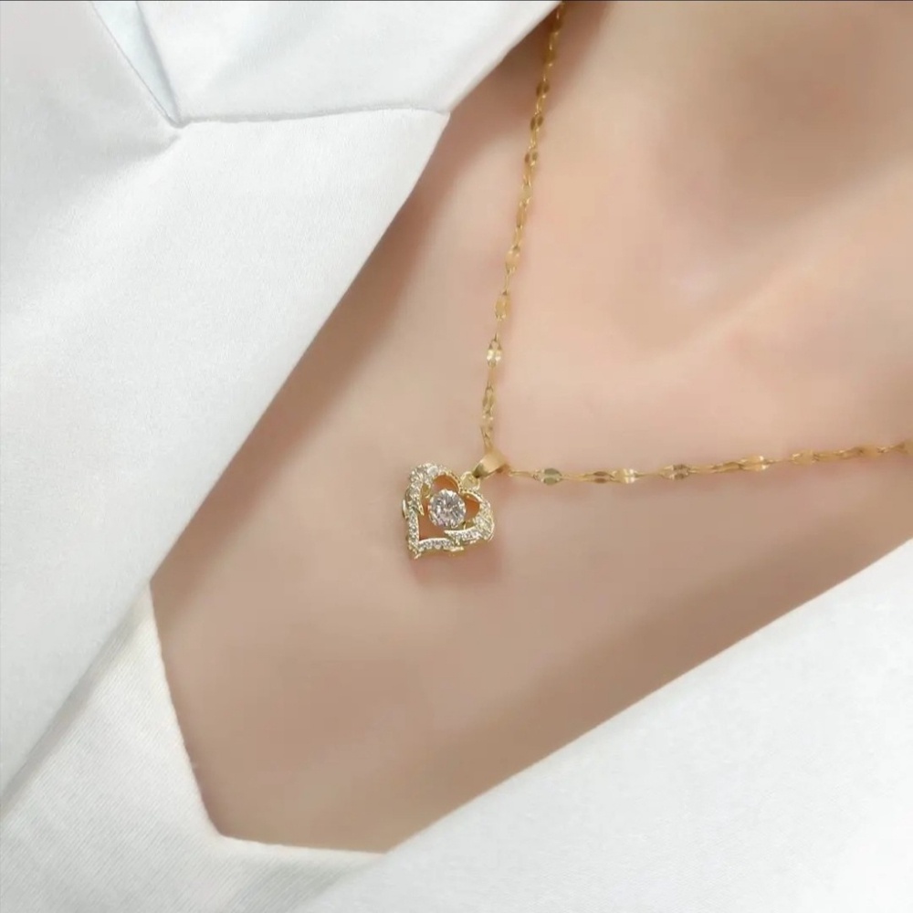 Kalung Liontin Hati Bahan Titanium Steel Warna Emas Untuk Wanita