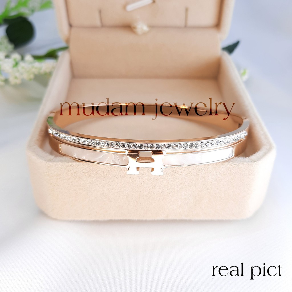 Gelang Bangle Titanium Huruf H White Shell Dengan Taburan Kristal Artifisial Warna Rosegold, Gold dan Silver