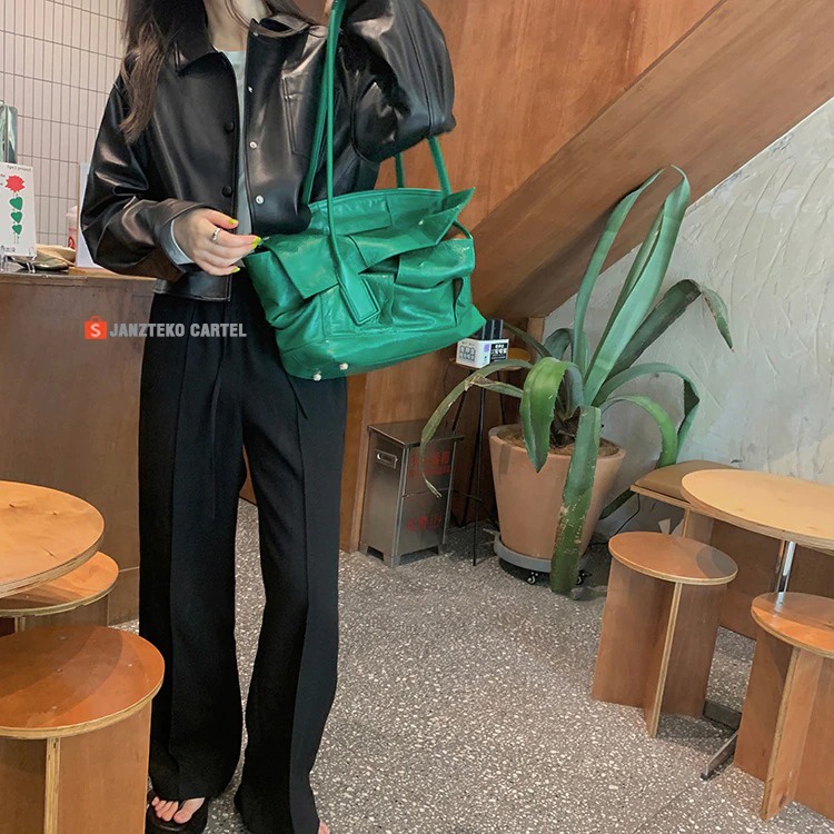 JNK x MEINA - Jaket Oversize Crop Top Pendek Wanita Faux Synthetic Leather Jacket Premium Original Semi Kulit Sintetis Viena Asli Garut Cewek Perempuan Atasan Outer Outfit Hijab Korean KPOP Style Long Sleeve Tangan Panjang Kancing Saku Pocket Hitam Casual