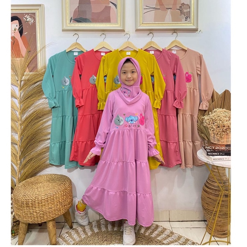 (1 set) Gamis + hijab anak perempuan model rample motif bordir BT21 bahan voxy merk latin (8-10 tahu