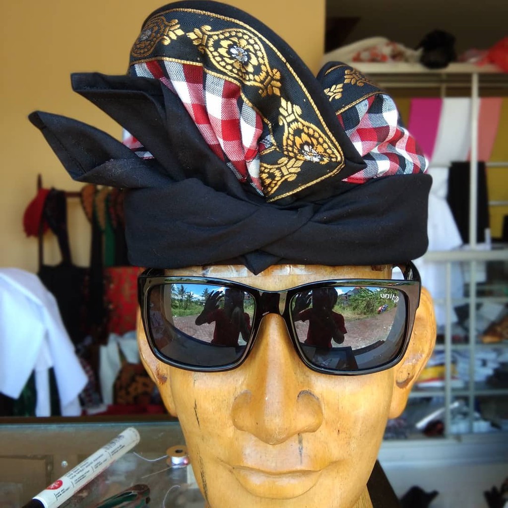 udeng hitam ajeg bali