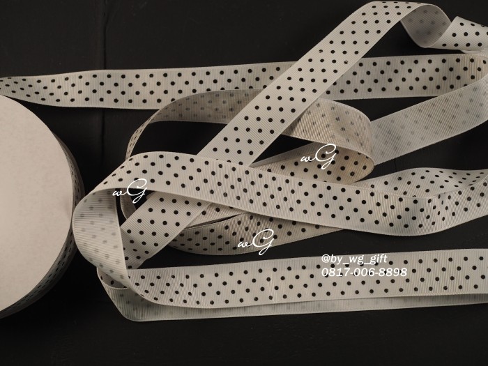 

Pita Grossgrain Putih - Polkadots Hitam; Lebar 2.5 cm; Panjang 50 yard