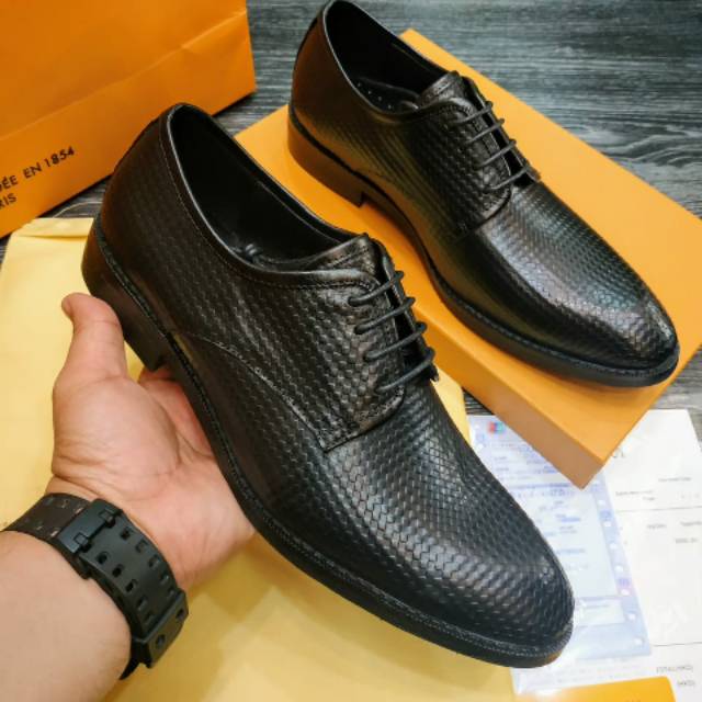 Sepatu fantofel louis vuitton pria