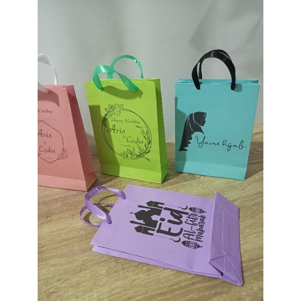 

tas paperbag ukuran 12x4x17cm custom logo dan design bisa riquest warna hampers lebaran
