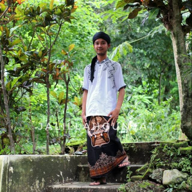 Sarung batik wayangan warna coklat hitam-sarung wayang batik