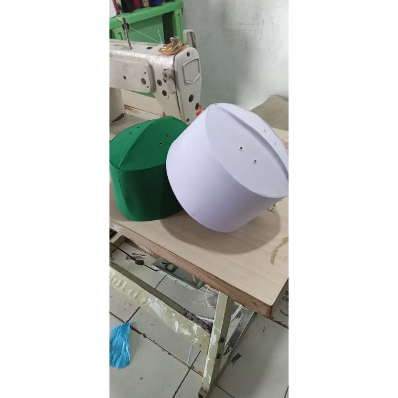 peci polos putih dan hijau