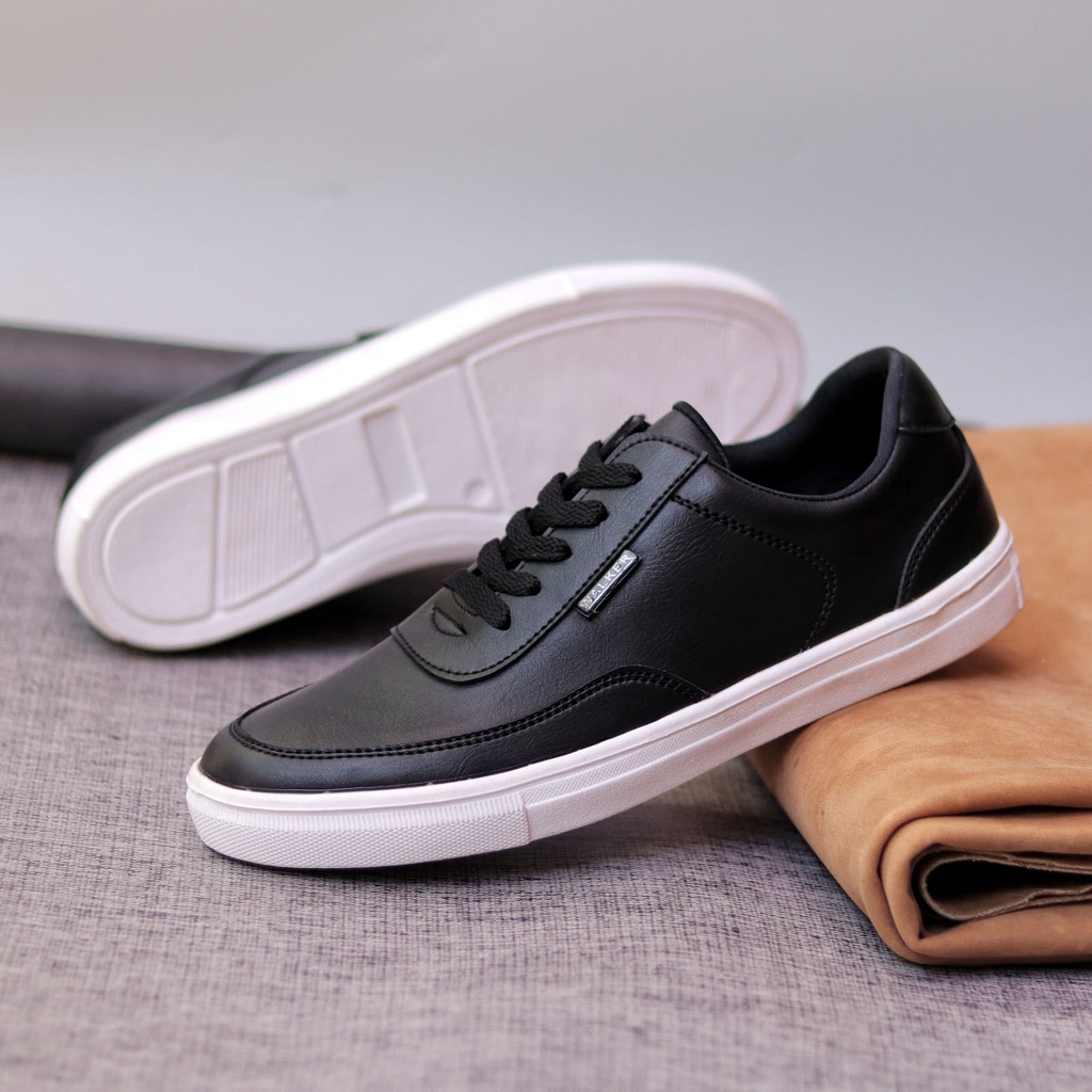 MOLK Sepatu Kasual Pria Sneaker Hitam Simple Murah Original Footwear