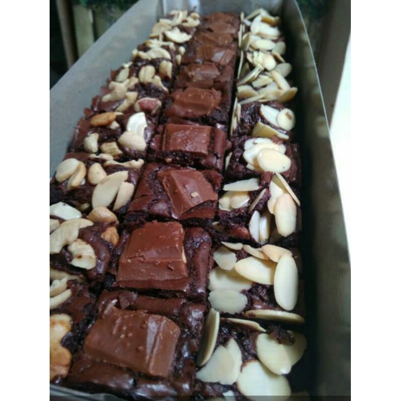 

BROWNIES PANGGANG SEKAT TOPPING ALMOND,SILVERQUEEN,METTE