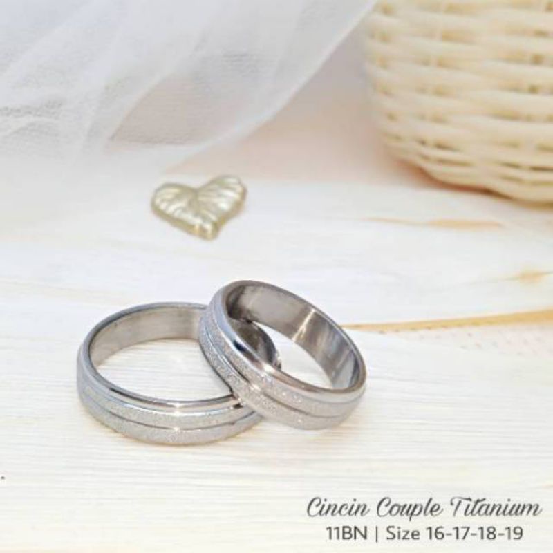 CINCIN RING TITANIUM COUPLE PRIA WANITA SILVER LIST PASIR ANTI KARAT SELAMANYA