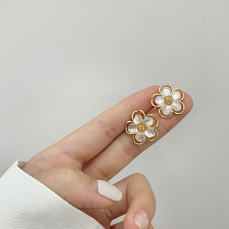 Tyra Earring/Anting bunga putih Korean Style