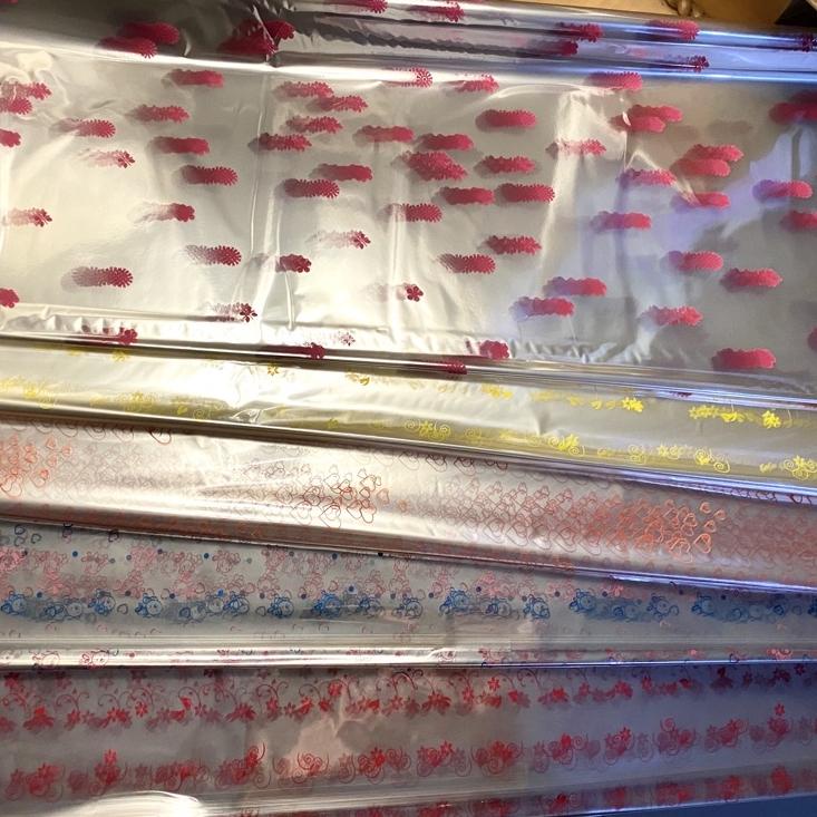 

Grosir Pembelian Plastik Kado Kaca Bening Motif isi 50 pcs / Kertas Kado Kaca Bening ISI 50 LEMBAR