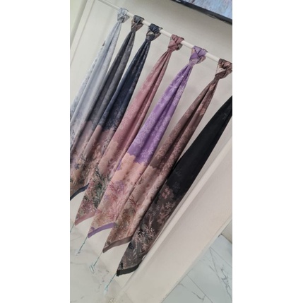 button scarf disney frozen