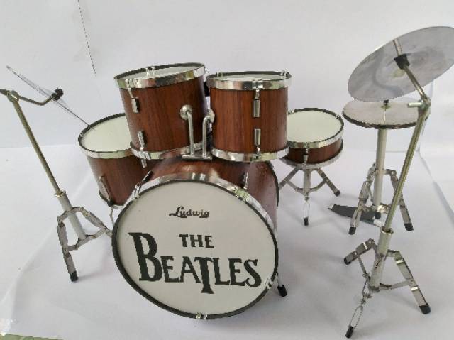 (BISA COD) MINIATUR DRUM BAND THE BEATLES BAHAN STAINLESS MIKA PLASTIK 30x25x18 cm PAJANGAN DEKORASI