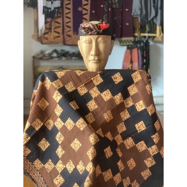 satu set saput dan udeng batik