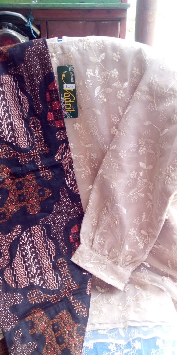 Nyk Batik - Batik Couple Viola Luna Cuff | Sarimbit Batik | Seragam Batik Tulle Brokat Terlaris