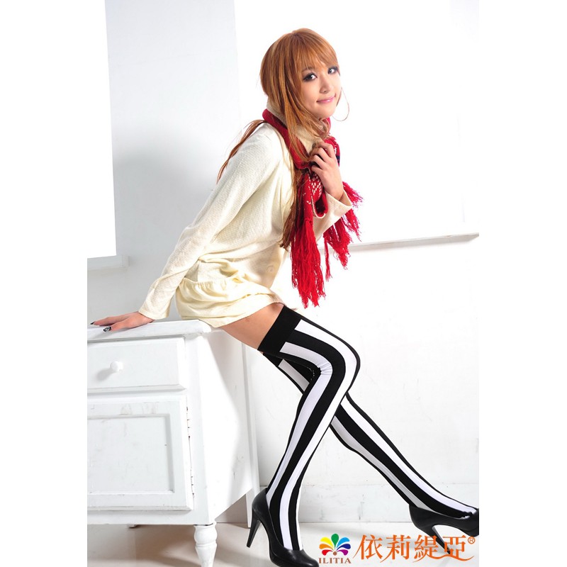  Kaos  Kaki  Wanita Model Potongan Lurus Dengan Motif Floral 