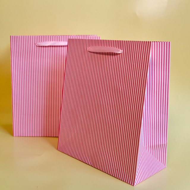 

PAPERBAG GARIS PINK BUKU DOFF ( Min pembelian 12 pcs)