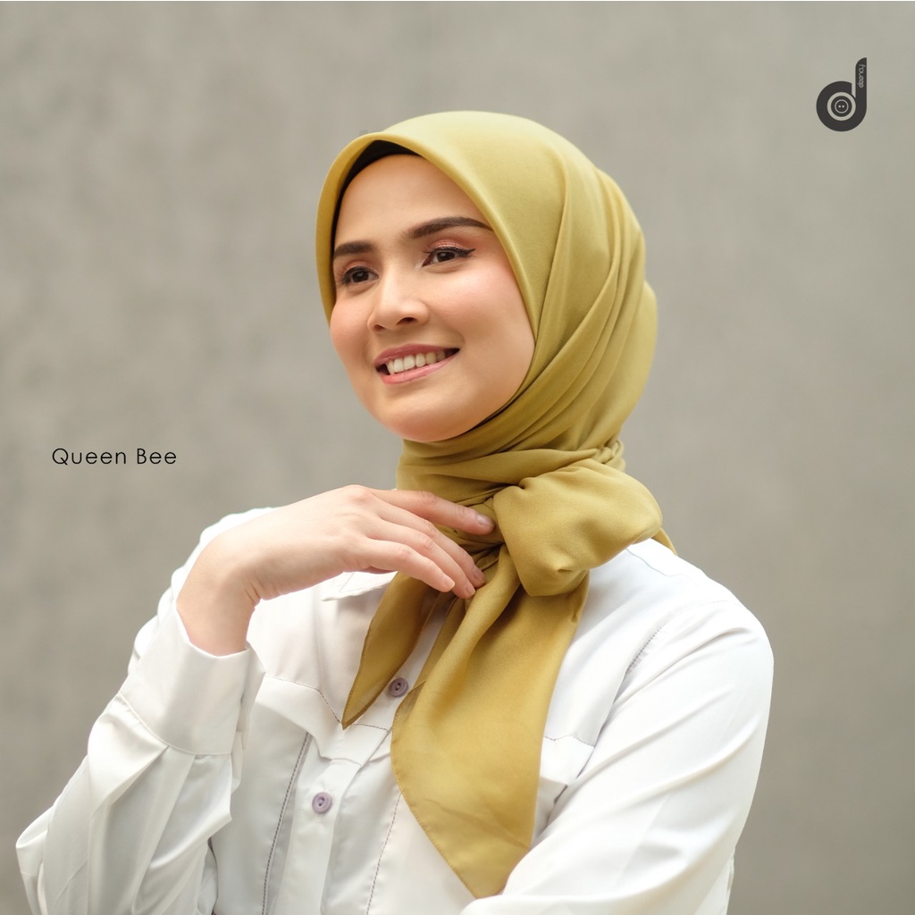 HIJAB DEENAY LIZA POLOS QUEEN BEE/KUNING MADU JAHIT TEPI BORDIR DAN PIN PLAT D