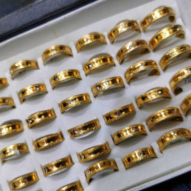 Cincin titanium isi 36 pcs motif pasir warna emas