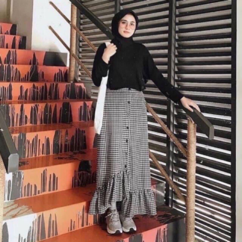 Rok tartan asimetris dewasa bisa couple dengan anak ya moms