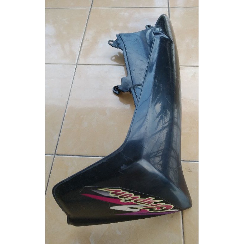 Sayap luar Yamaha Crypton sebelah kiri original bekas