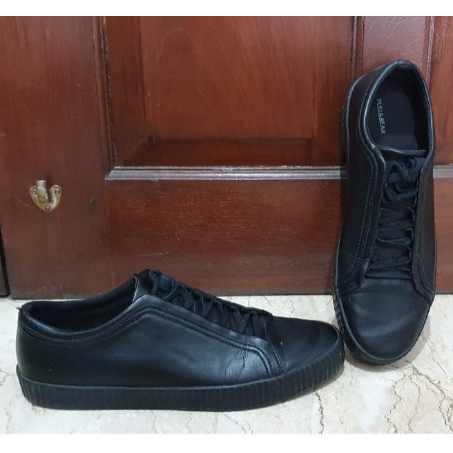 PRELOVED Sepatu Pria sneakers Hitam merek PULL AND BEAR size 41 original