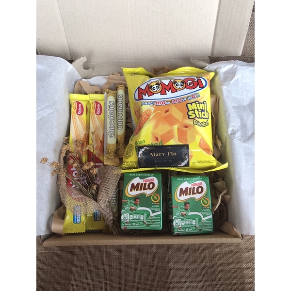 

Hampers by Marv_Flo,bisa request isi snack dan jenis,merk hijab