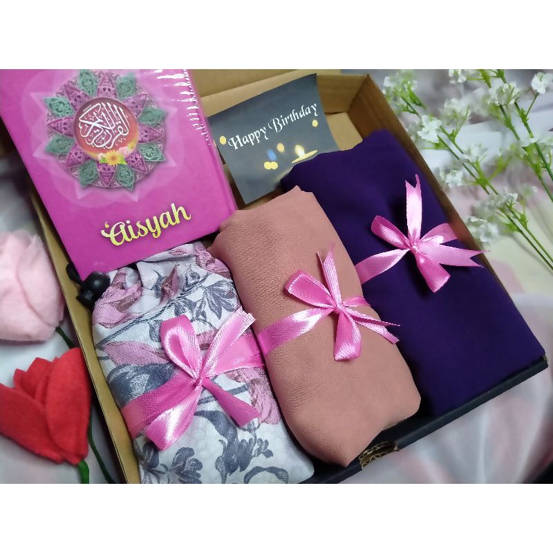 

NEWW HAMPERS HIJAB BELLA SQUARE, PASMINA, SAJADAH, ALQURAN TERJEMAH CEWEK, KADO ULANG TAHUN WANITA