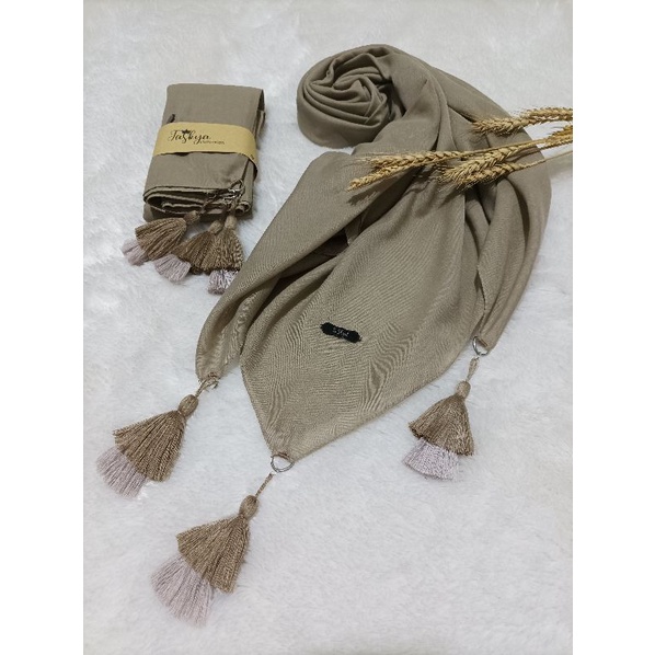 Hijab Segi Empat Tassel Rawis Dua Warna by TASKYA CollectionHijab Segi Empat Tassel Rawis Dua Warna 